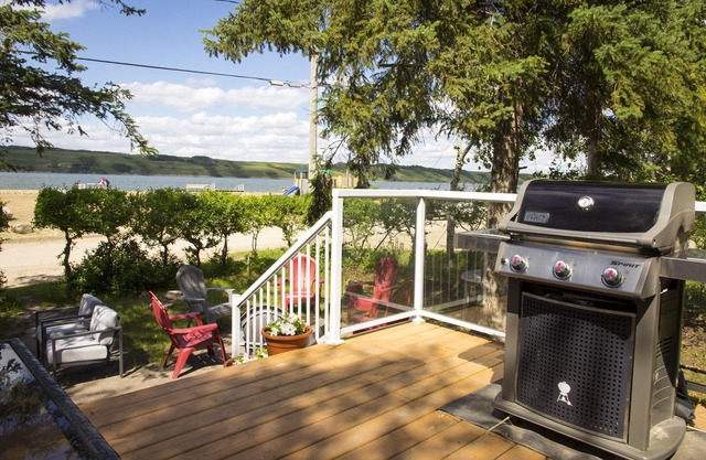 Lakefront Cottage in Manitou Beach - Three Bedroom Cottage, Sleeps 8
