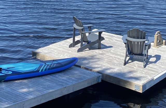 Lakefront Cottage in Peaceful Setting with Brilliant Sunsets