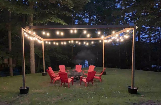 Lakefront cottage getaway. Dock by day, fire by night!