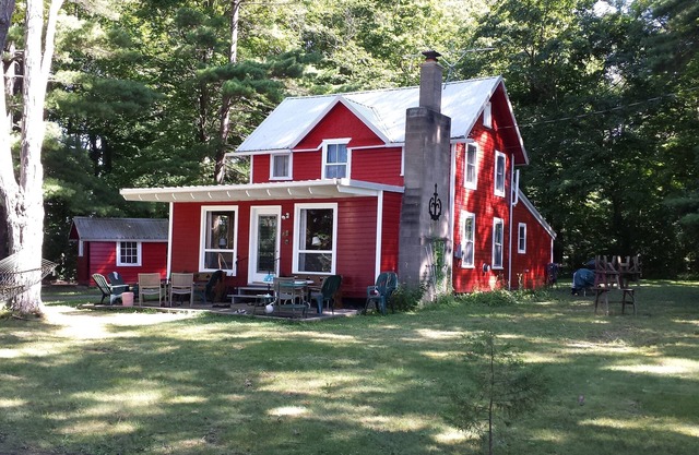 Lakefront Cottage in Private Setting!
