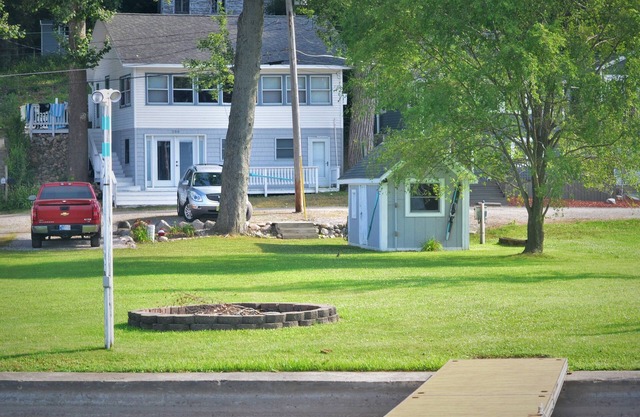 Lakefront Cottage on Big Barbee Lake with ALL the amenities to Enjoy the Lake!