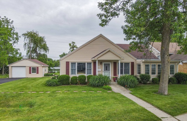 Lakefront Cottage Sleeps 6