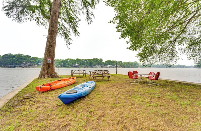 Lakefront Cottage in Clear Springs w/Deck & Patio