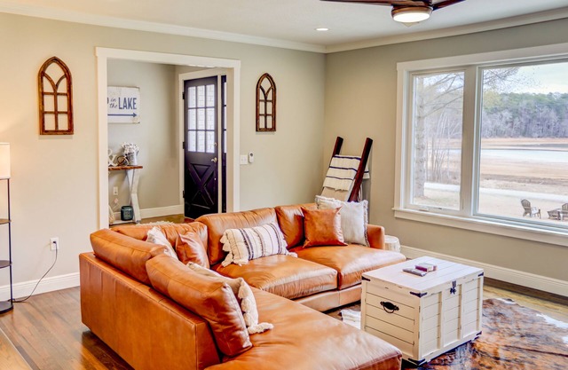 Lakefront cottage with private dock, hot tub, fireplace & game room