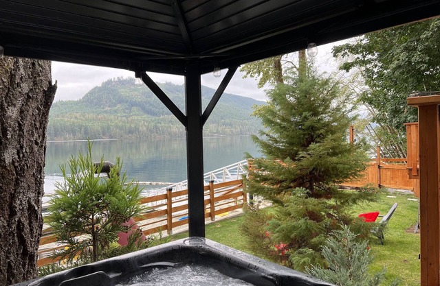 LAKEFRONT Cottage-w-private Hot Tub