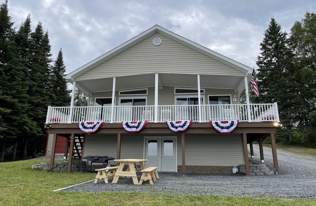 Lakefront cottage with private beach, near trails