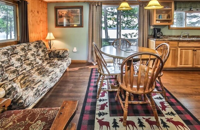Lakefront Cottage with breathtaking views!