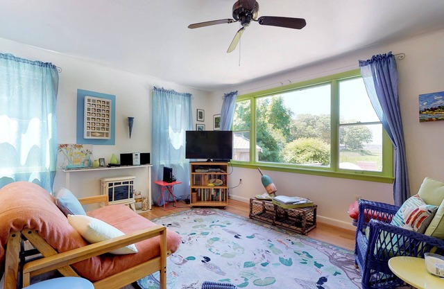 Lakefront Cottage with a Deck, Free WiFi, Gas Grill - Close to Ferries & Beaches