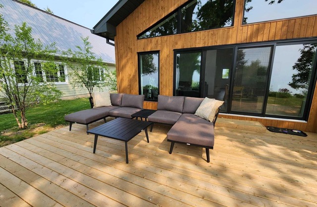 Lakefront Cottage with Private Beach, in beautiful Grand Bend