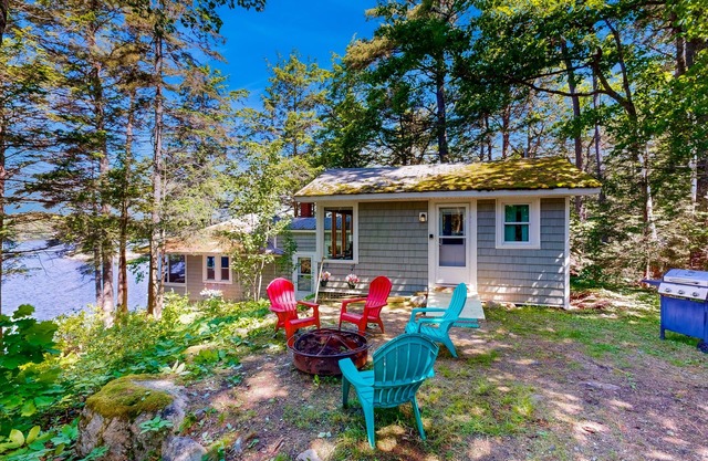 Lakefront cottage with dock, screened porch, & Island in Biscay Pond