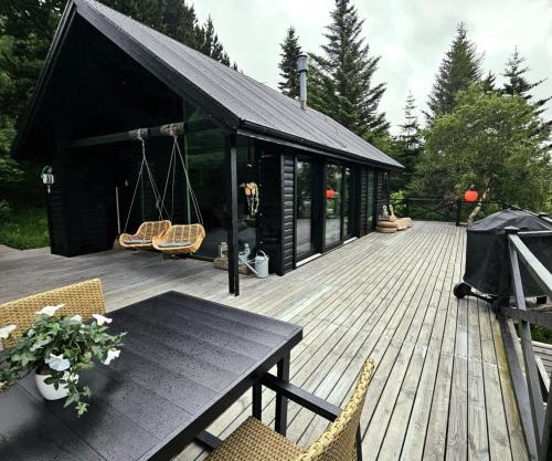Lakefront cottage with jacuzzi