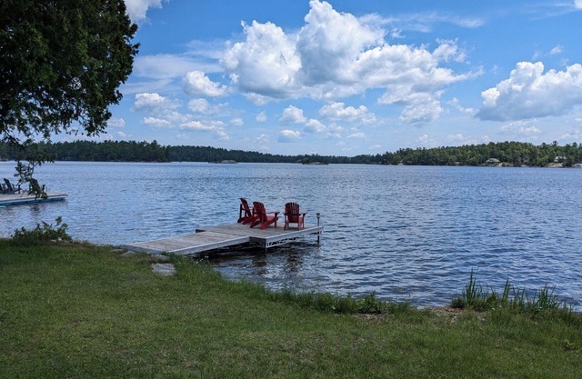 Lakefront cottagenTrue cottage charm.wide open lake views