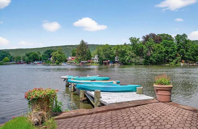 Lakefront Cove | Dock Kayaks Paddleboards