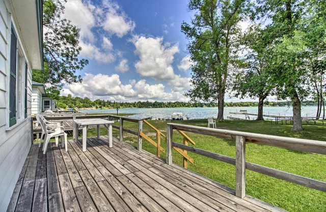 Lakefront Dent Cabin - Boat Rentals and Docks!