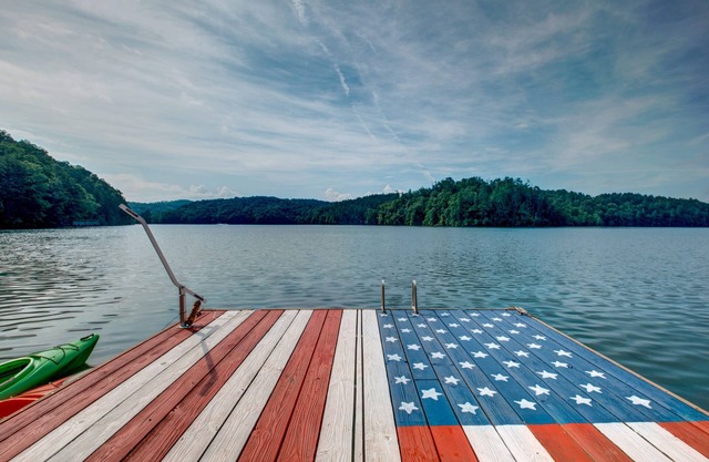 LAKEFRONT Dock Holiday - Hiwassee Lakefront home with Resort Activities!