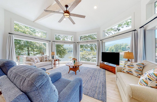 Lakefront dream stay with dock, three kayaks, paddleboard, & grill - near golf