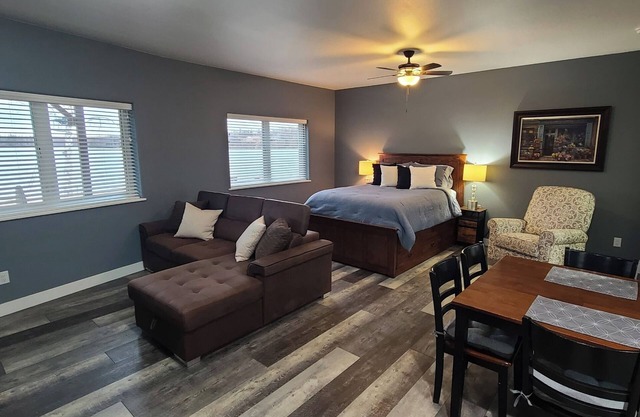 Lakefront Ensuite Retreat/Full Kitchen, Private Entry, & Lake Access