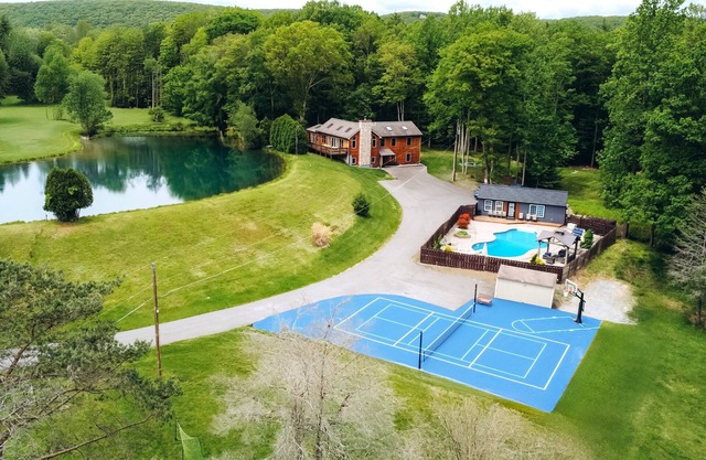 Lakefront Estate on 10 acres, Heated pool/pickleball/Volleyball/Soccer/Hot tub