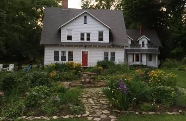 Lakefront Family Friendly Home with Beautiful Views of the Green Mountains