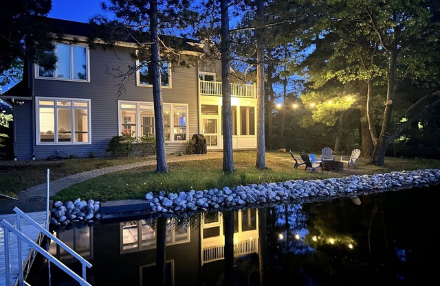 Lakefront, Family Friendly - Modern luxuries with up north atmosphere