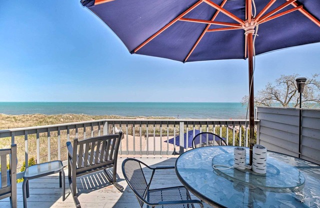 Lakefront Family Retreat w/Grill: Steps to Beach!