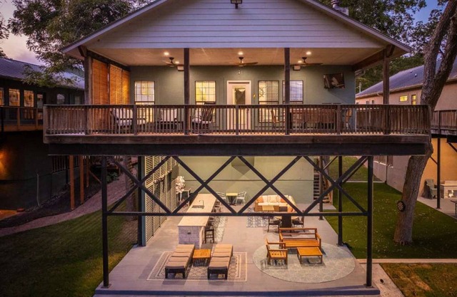 Lakefront | Fire pit | Outdoor kitchen