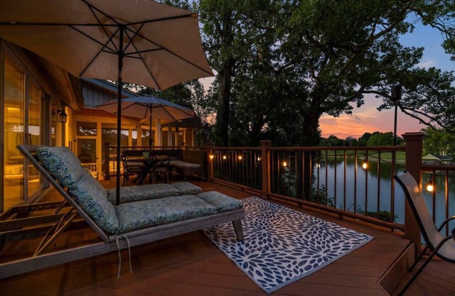 Lakefront Getaway on Boone Lake – Sleeps 8+ Hot Tub Dock Fire Pit Kayaks