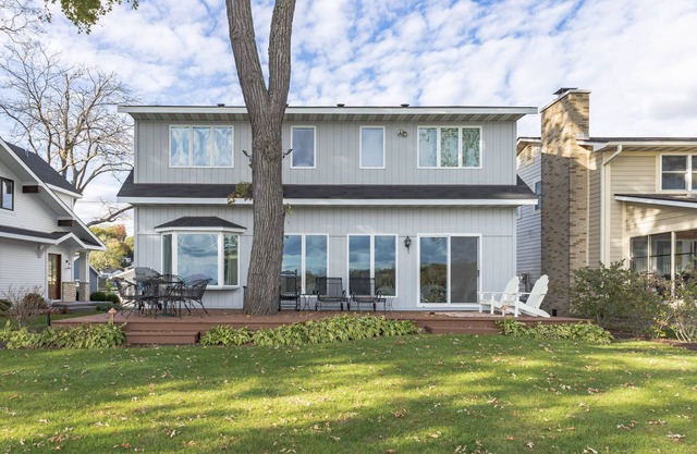 Lakefront Getaway Perfect for All Seasons