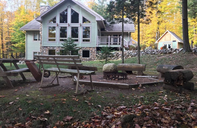 Lakefront Home - Family Vacations, Ice Fishing, Snowmobiling