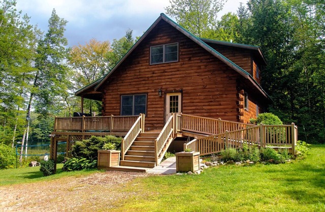 Lakefront home: Foliage, Fishing: large 3 level log cabin: sleeps 8, 3bed 2bath