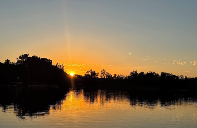 Lakefront home in lovely Rockford with dock,sandy beach,deck,fire pit & wifi☀️