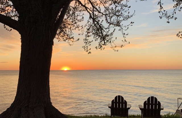 Lakefront home just minutes from wineries. Backyard sunsets!