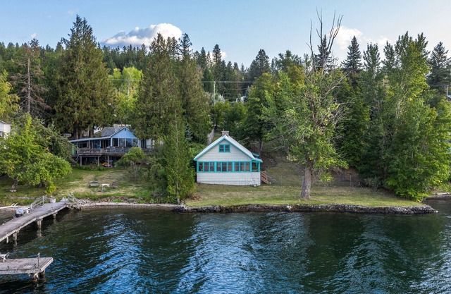 Lakefront home on Lake Pend Oreille w/full kitchen & large fenced yard!