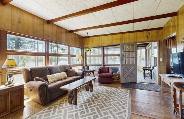 Lakefront home on private peninsula w/2 piers & lovely water views - 2 dogs OK