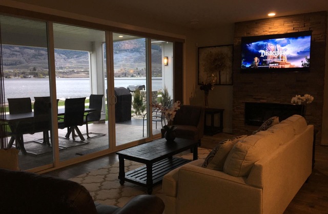 Lakefront Home - Private beach in Osoyoos Cottages