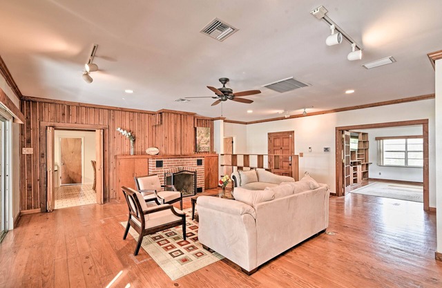 Lakefront Home w/Private Pool, 13 Mi to Tampa