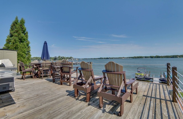 Lakefront Home w/Rooftop Deck, Grill, Games!