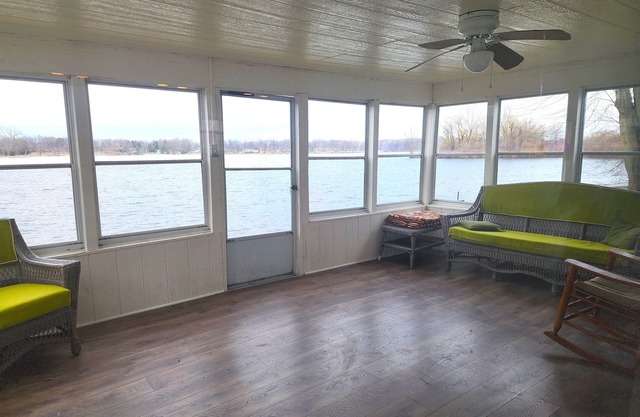 Lakefront home w/Sunroom beach, kayaks, dock and laundry. 4 bd. Pet Friendly!