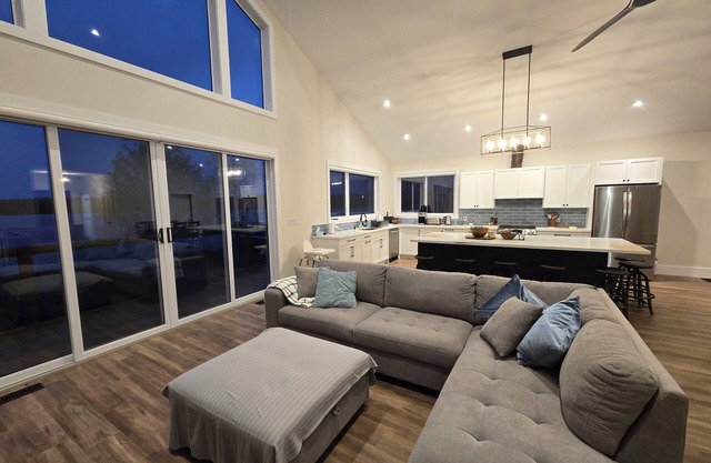 Lakefront Home With Wheelchair Access, Private Boat Launch, Clean and New