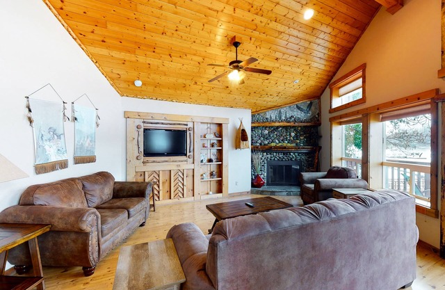 Lakefront home with private dock, 3 decks overlooking the lake & pool table