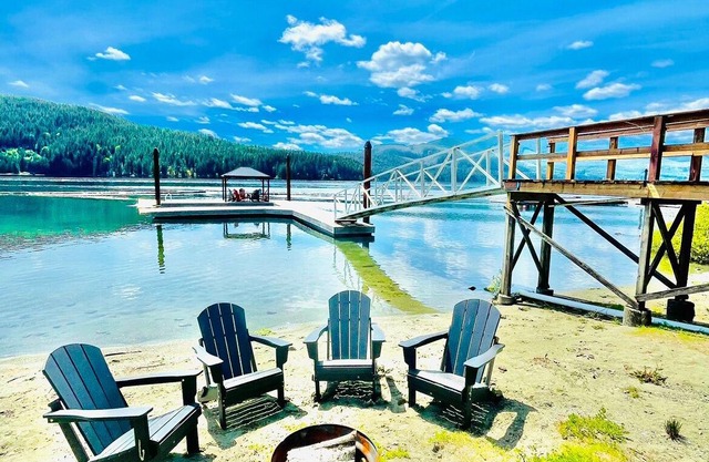 Lakefront home with tennis court & private dock & big back deck & sandy beach