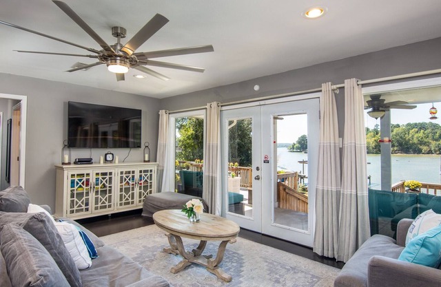 Lakefront Home with Lake Livingston Views near Fishing Piers & Community Park