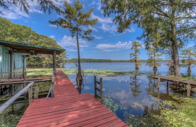 LAKEFRONT HOUSE ON BEAUTIFUL CADDO LAKE