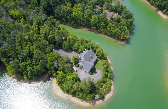 LAKEFRONT HOUSE SLEEPS 30 - BOAT DOCK, THEATER ROOM, HOT TUB, GAMES ROOM & MORE