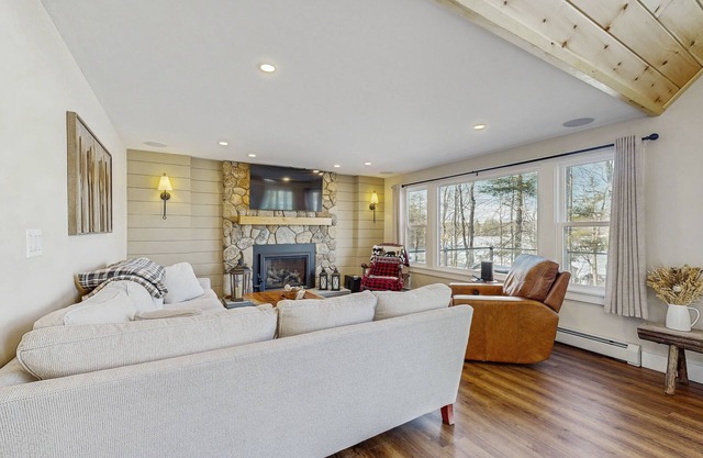Lakefront house with private beach, firepit, dock, 4 kayaks, grill & hot tub