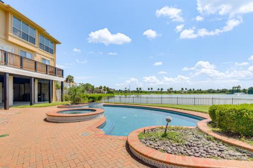 Lakefront Houston House - 1 Mi to Space Center!