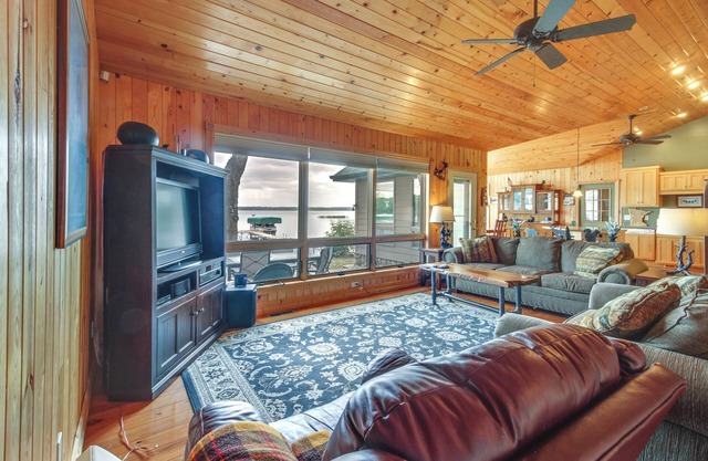 Lakefront Isle Escape w/Dock + Fire Pit!