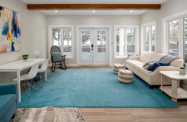 Lakefront King bed w/lux hot tub.