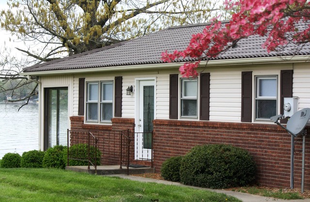 Lakefront Lake Of Egypt Sleeps 8 w/Dock/two kayaks and on 1 LEVEL!