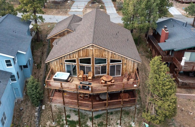 Lakefront Lodge by AvantStay | Direct Access to Big Bear Lake | Hot Tub + Views